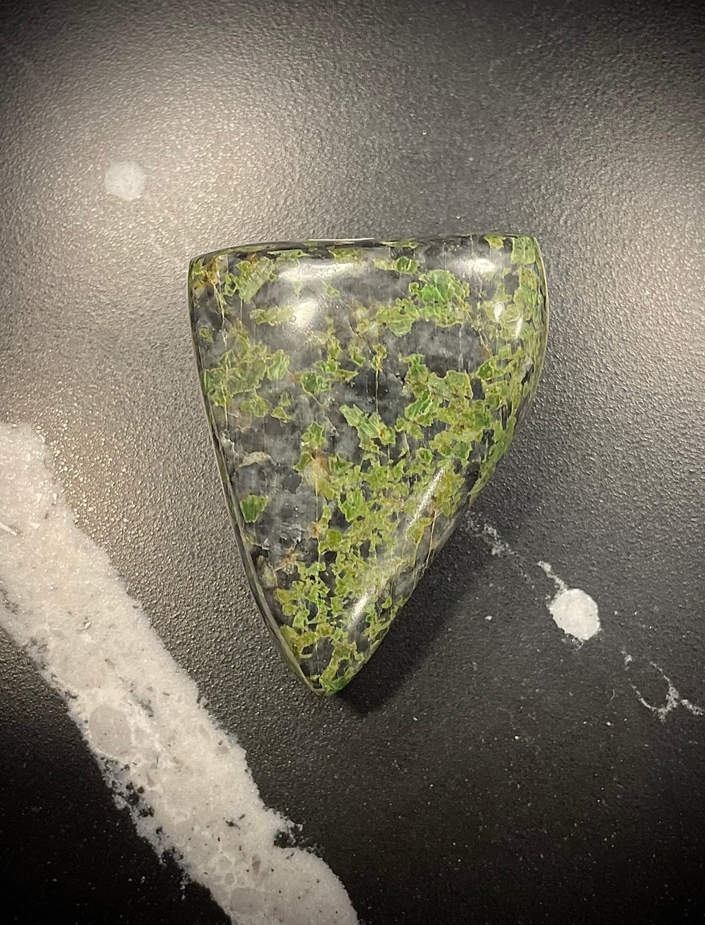 Smaragdite (Allalin Gabbro) du Mattmark, VS / Grande pierre