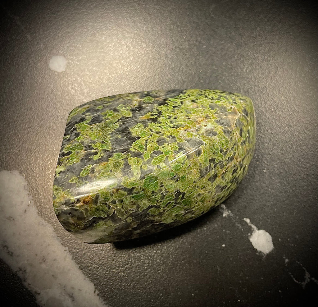 Smaragdite (Allalin Gabbro) du Mattmark, VS / Grande pierre