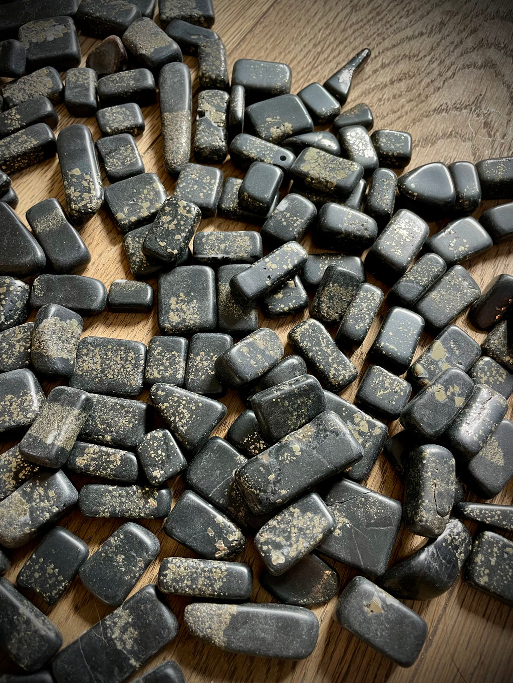 Pierres roulées de Pyritschiefer de Grindelwald, BE et de Chamoson, VS