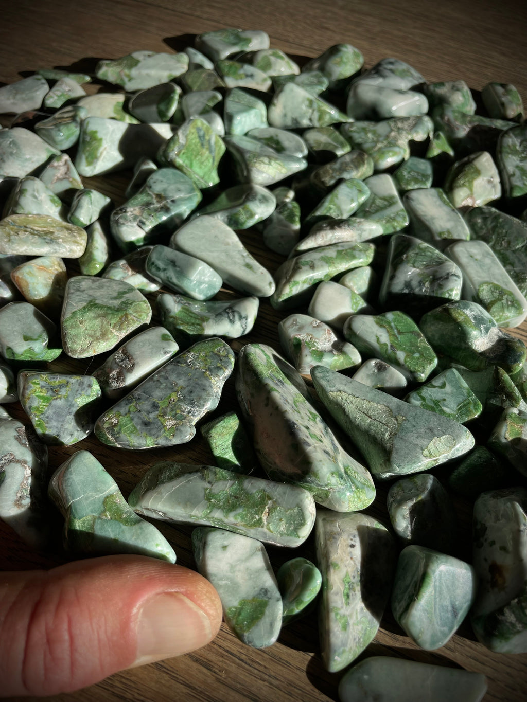 Pierres roulées de Smaragdite du Mattmark, VS